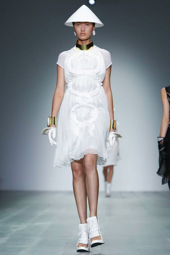 Tiếp nối Tuần lễ Thời trang xuân hè New York, Tuần lễ Thời trang xuân hè London 2015 diễn ra từ ngày 12/9 - 16/9/2015 tiếp tục làm say đắm giới mộ điệu bởi các thiết kế trang nhã, tinh tế và đầy sức hút đến từ nhiều thương hiệu thời trang nổi tiếng thế giới. BST thuộc dòng “Ready to wear” (ứng dụng) của các NTK KTZ là một trong những BST tạo được ấn tượng mạnh mẽ trên sàn diễn London năm nay.