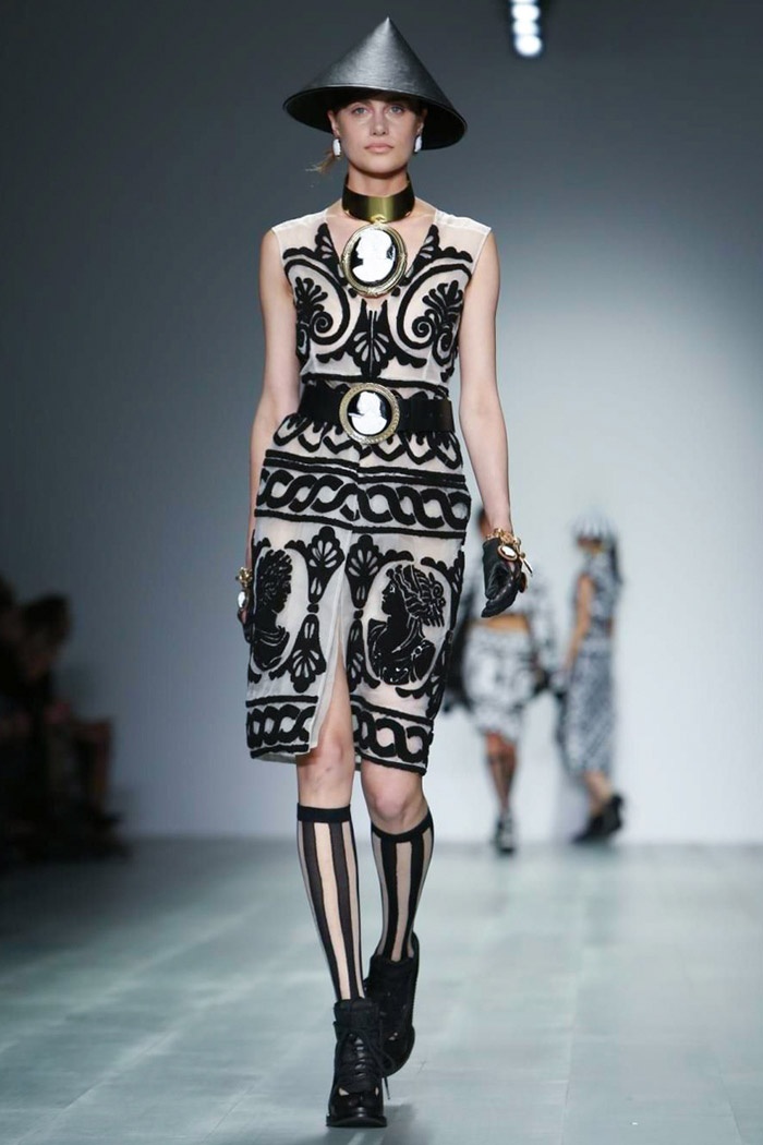 Điểm độc đáo nhất trong BST KTZ là sự giao hòa quyến rũ, mạnh mẽ của 2 gam màu cơ bản: trắng và đen, trên các thiết kế trang phục lẫn phụ kiện như mũ, giày … Đặc biệt, những chiếc mũ có hình dáng nón lá Việt Nam thu nhỏ đã thu hút sự chú ý của khán giả London.