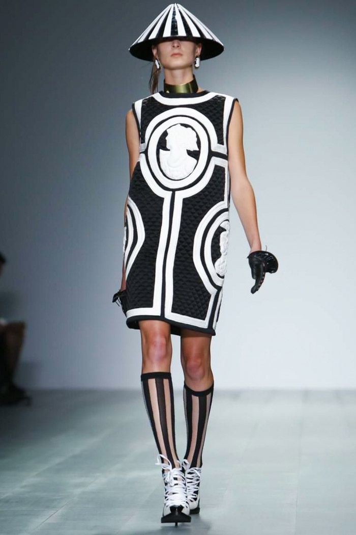 Sự hòa hợp giữa nón và trang phục tạo nên những set đồ mang đúng phong cách rất đặc trưng của KTZ: mạnh mẽ, hiện đại giao hòa giữa những giá trị văn hóa truyền thống đậm đà.