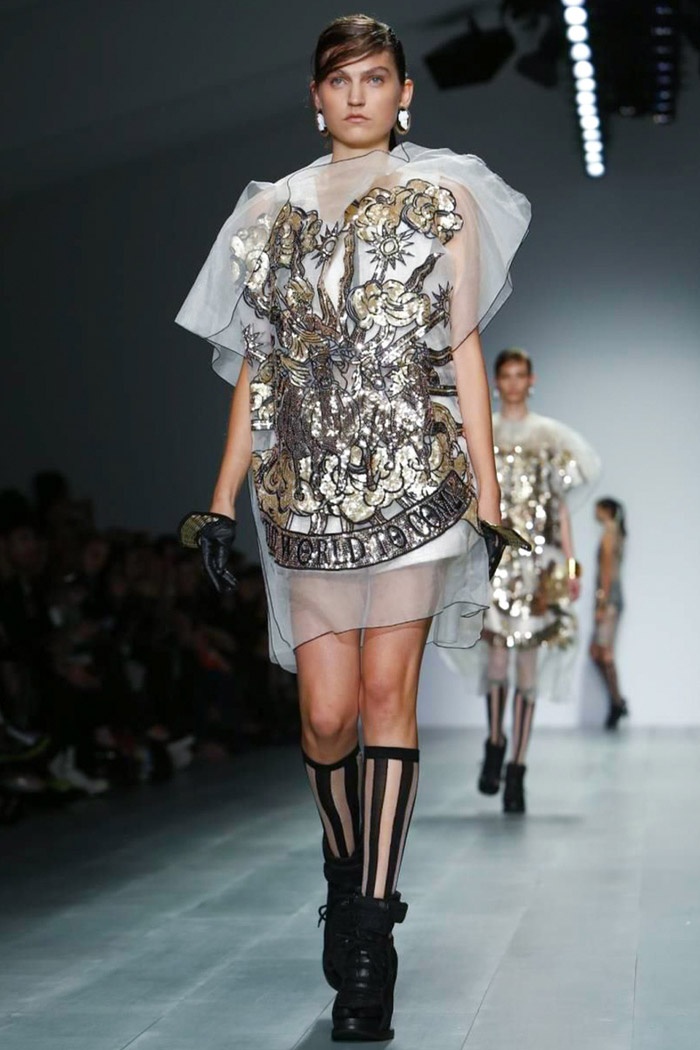 Được thiết kế trên nền vải da, sheer …, kết hợp họa tiết được may tinh tế bằng da, chỉ ánh kim, thêu thủ công … KTZ tạo nên những bộ trang phục làm say đắm lòng người.