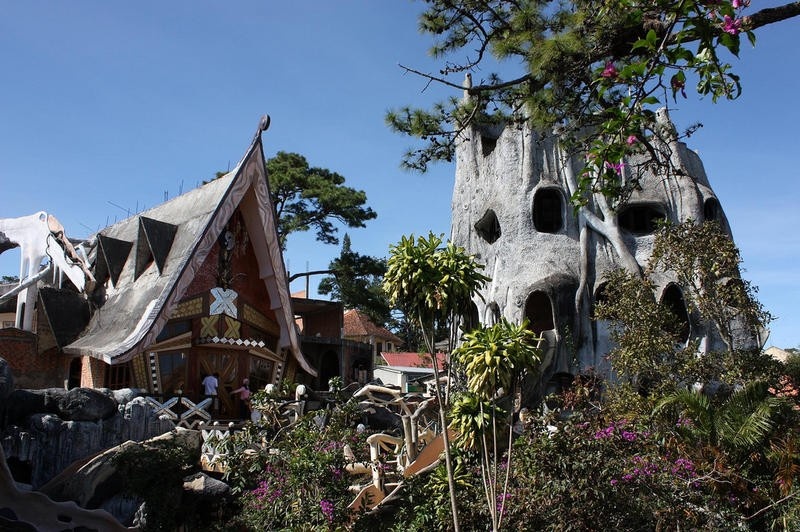 1. Khách sạn Hằng Nga, Đà Lạt được người dân địa phương gọi là “ngôi nhà điên” bởi tạo hình kỳ lạ của những tòa nhà trong khu biệt thự cũng như nội thất không thể thấy ở đâu khác. Khách sạn bao gồm hang động, hành lang, cầu thang quanh co, đồ nội thất kỳ quặc và những bức tượng động vật với kích cỡ lớn. Kiến trúc này khiến du khách tham quan sẽ cảm nhận được sự hòa hợp với thiên nhiên và hòa mình vào nó.