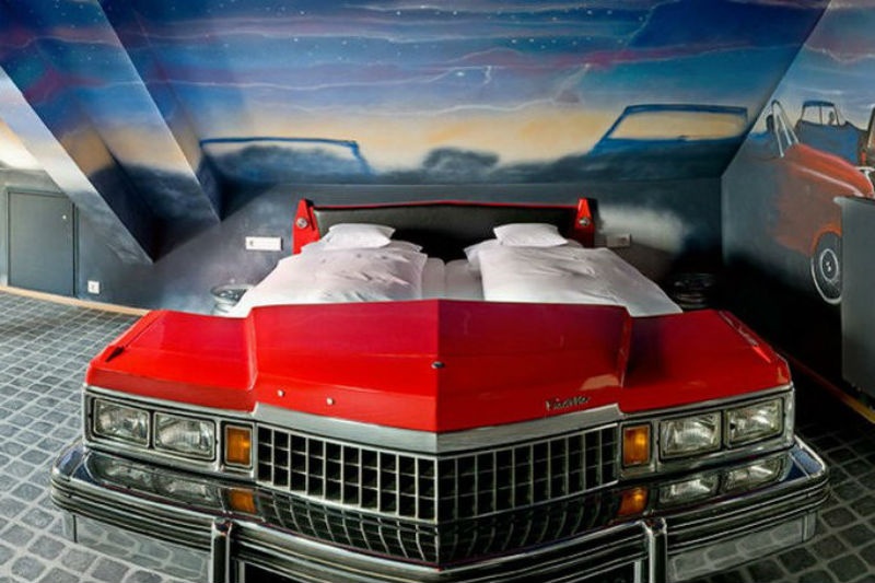 3. Khách sạn V8, Baden-Wurttemberg, Đức được phá cách bởi ý tưởng về những chiếc xe. Bạn sẽ được ở trong một căn phòng giống như một gara ôtô và tất cả mọi đồ đạc trong phòng đều được lấy cảm hứng từ ôtô, thậm chí có cả những bộ phim về ôtô hay đua xe. Đây là địa điểm lý tưởng cho những người có đam mê về xe hơi.