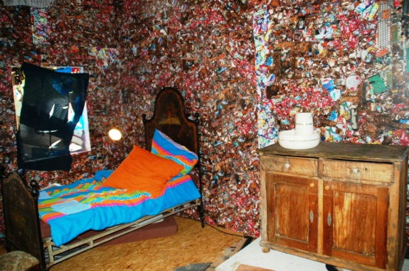 4. Khách sạn di động Save the Beach được làm từ 13 tấn rác do nghệ sĩ người Đức HA Schult tạo ra để đi thu nhặt rác từ các bãi biển ở châu Âu bắt đầu từ năm 2010. Khách sạn bao gồm 5 phòng và quầy lễ tân với những cấu trúc đầy màu sắc làm từ những nhạc cụ, chai nhựa, đồ chơi phế thải. Khách sạn nằm bên bờ biển và chỉ mở cửa đón du khách từ 3-7/6.