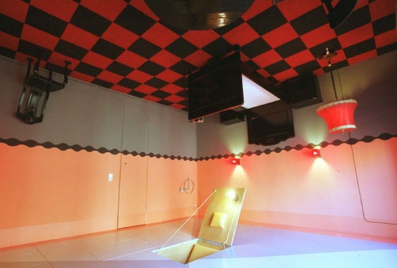 6. Khách sạn Propeller Island City Lodge, Đức: Nằm ở thủ đô Berlin, khách sạn kỳ quái này thực sự là một tác phẩm nghệ thuật hoàn hảo dưới bàn tay tài hoa của nghệ sĩ người Đức, Lars Stroschen. Có 31 phòng trong khách sạn và mỗi phòng được sắp xếp theo một chủ đề khác nhau. Điểm nổi bật của khách sạn có thể kể đến là căn phòng lộn ngược được trang bị đồ nội thất treo ngược trần nhà và căn phòng ma cà rồng với giường ngủ là một chiếc quan tài.