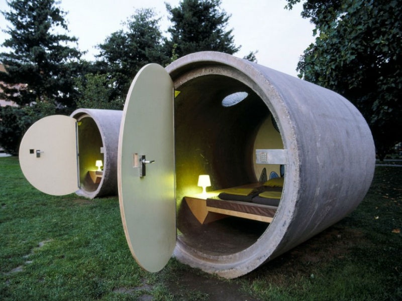 7. Khách sạn Das Park, Áo có hình thù giống như những lon soda. Tới khách sạn, bạn  có thể trải nghiệm cảm giác qua đêm chưa từng có trong những ống bêtông trên bờ sông Danube. Bên trong mỗi ống bêtông đều được trang bị đầy đủ mọi thứ như đèn, giường đôi… để bạn có một chỗ ngả lưng êm ái như những căn phòng sang trọng.