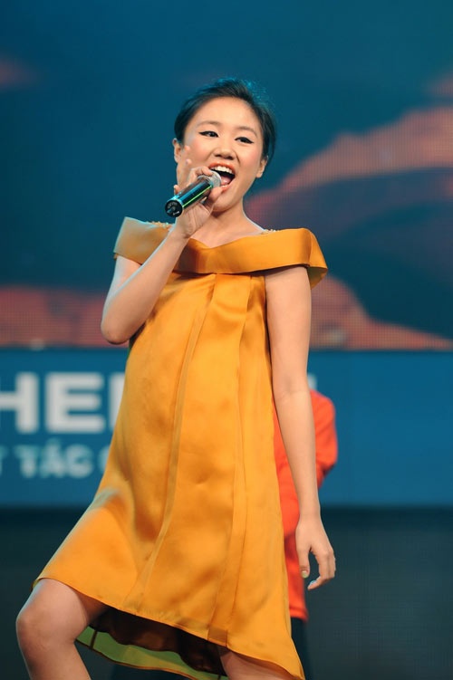 Không khó nhận ra gu thời trang hết sức năng động, thoải mái của cô ca sĩ trẻ Văn Mai Hương trên sân khấu cũng như đời thường. Đặc biệt, á quân Vietnam Idol còn thể hiện tình yêu đối với những chiếc váy suông xinh xắn. Đây cũng là một trong những bí quyết giúp cô giấu nhẹm nhược điểm là vòng eo lớn.