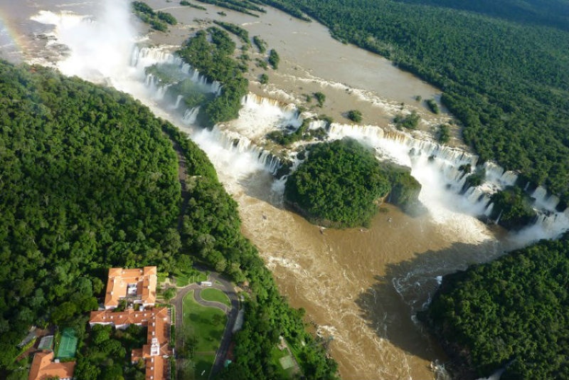 1. Thác Iguazu, Brazil – Argentina: Là một trong những kỳ quan thiên nhiên hùng vĩ nhất thế giới, thác Iguazu bao gồm 275 thác nhỏ dọc theo bờ sông Iguazu trong rừng mưa tươi tốt nhất ở Nam Mỹ. Chỉ có độ cao khoảng 64m nhưng với vận tốc dòng chảy của nó là 12.750 mét khối/giây, Iguazu vẫn được coi là một trong những cảnh quan hùng vĩ, tuyệt đẹp nhất thế giới.