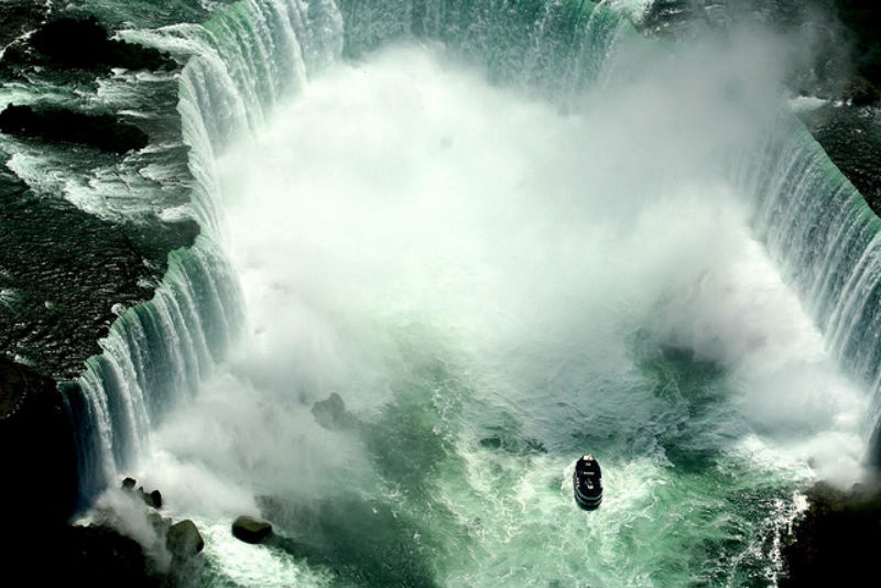 3. Thác Niagara, Hoa Kỳ - Canada: Là một địa điểm du lịch nổi tiếng một thế kỷ, kỳ quan thiên nhiên này nằm giữa hai thành phố kết nghĩa Niagara Falls, Ontario và Niagara Falls, New York. Thác Niagara bao gồm 3 thác riêng biệt: thác Hoa Kỳ, thác Bridal Veil nằm trên thành phố New York và thác Horsehoe thuộc Canada. Với hơn 14 triệu khách du lịch tới tham quan mỗi năm, Niagara được coi là một trong những điểm đến hấp dẫn nhất trên thế giới.