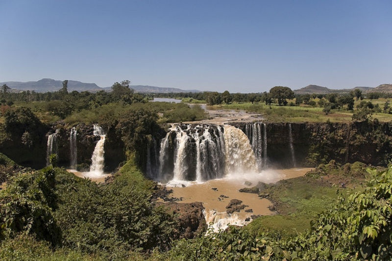 6. Thác Blue Nile, Ethiopia: Thác Blue Nile, hay còn gọi là Tis Issat nằm trên sông Blue Nile. Mặc dù hiện tại phần lớn lượng nước của dòng thác này đang được dùng để phục vụ cho một đập thủy điện, nhưng Blue Nile vẫn giữ nguyên vẻ đẹp hùng vĩ của nó và địa điểm du lịch hút khách nhất của quốc gia Đông Phi này.