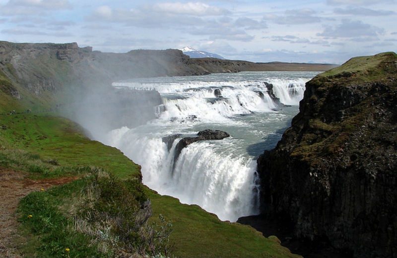 8. Thác Gullfoss, Iceland: Thác Gullfoss, hay còn gọi là thác Vàng, là một phần của con sông chảy xiết Hvita và là một trong những điểm đến lôi cuốn nhất ở Iceland. Hình ảnh những dòng nước trắng xóa đổ xuống từ độ cao 32m, đặc biệt vào mùa hè, tạo nên một cảnh tượng thiên nhiên hùng vĩ, khó quên.