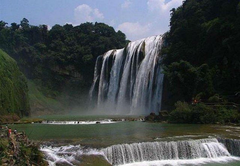 9. Thác Huanguoshu, Trung Quốc: Thác Huanguoshu là một trong những thác nước ngoạn mục nhất ở châu Á với độ cao 77.8m và chiều rộng 101m. Là thác nước lớn nhất ở Trung Quốc và khu vực Đông Á, nó còn có tên là thác Trái Cây Vàng.