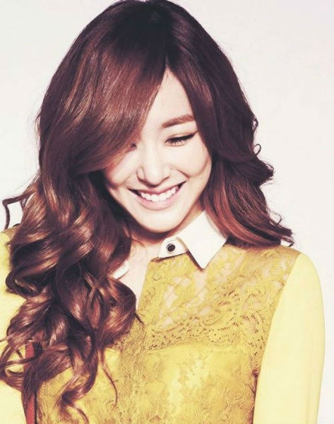 Kiểu tóc chải lệch một bên Kiểu tóc này kết hợp với mái tóc xoăn dài bồng bềnh sẽ mang lại cho bạn sự trẻ trung, năng động hơn.