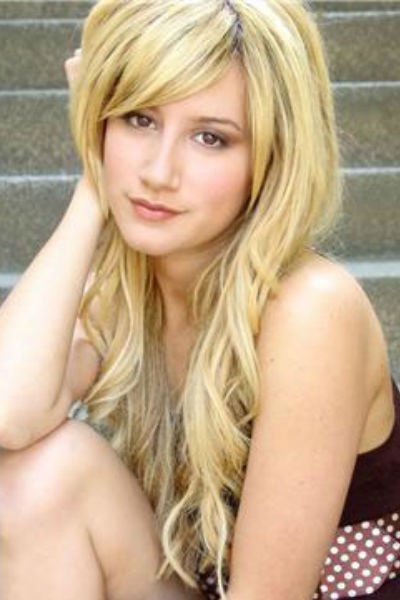 Kiểu tóc layer Tùy thuộc vào độ dài của tóc, những lớp tóc sẽ là điểm nhấn giúp bạn trẻ trung hơn. Mái tóc dài không cắt tỉa lớp sẽ khiến gương mặt của bạn dài hơn và không thon gọn. 