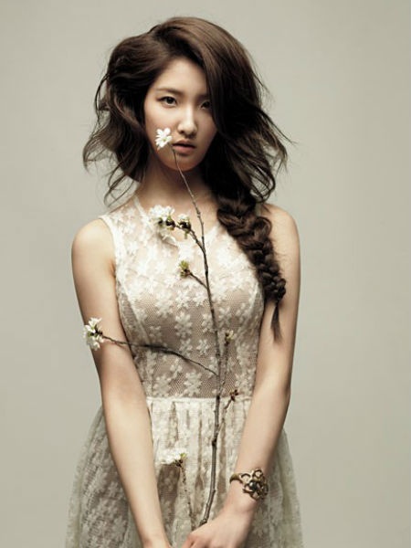 Kiểu tóc tết Một mái tóc tết thường gắn liền với hình ảnh thiếu nữ trẻ trung. Bởi vậy đừng ngần ngại thử kiểu tóc này bằng cách chải tóc sang một bên và tết tóc lỏng hoặc kiểu tóc đuôi ngựa tết dài quấn thành búi lộn xộn. Nó sẽ giúp khuôn mặt bạn toát lên được sự trẻ trung đấy.