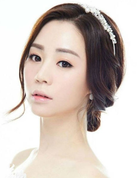 Kiểu tóc búi updo tự nhiên Hãy thử búi lỏng mái tóc của bạn rồi xịt keo để giữ nếp, kiểu tóc này sẽ thu hút ánh nhìn của người đối diện. Nên nhớ khi tạo kiểu tóc này bạn phải chắc chắn làm mái tóc rối lên một chút để các góc cạnh của khuôn mặt được mềm mại hơn. 