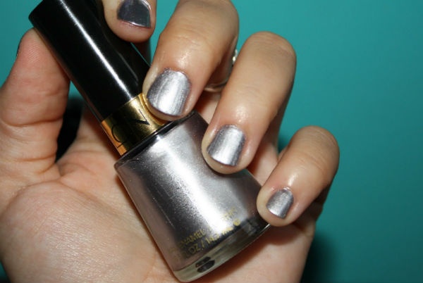 Cự Giải (22/6 – 22/7): Nếu là một Cự Giải, bạn không dễ gì từ bỏ niềm tin của mình, nhưng bạn cũng là người hay ngại ngùng. Móng tay màu bạc đủ độ sáng để bạn có thể tự tin bước ra khỏi vỏ ốc của chính mình và thể hiện những cảm xúc ngọt ngào trong bạn nhé.