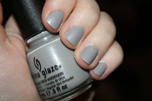 Song Ngư (19/2 – 20/3): Song Ngư thường mơ mộng và giàu trí tưởng tượng nhất trong các cung hoàng đạo. Có lẽ vì thế mà màu xám sẽ mang lại cho bạn cảm giác yên bình và tĩnh tâm hơn. Đừng để ai bắt nạt bạn, hãy sống theo cách của chính mình và tự tin với màu xám lấp lánh trên móng tay nhé.