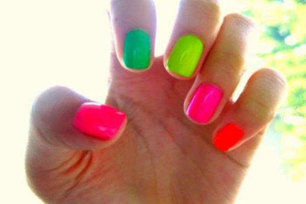 Bảo bình (20/1 – 18/2): Tự do và phóng khoáng, Bảo Bình luôn muốn khác biệt và độc đáo theo cách riêng. Bởi vậy, những màu sắc mạnh mẽ như màu neon không bao giờ khiến Bảo Bình ngại ngần, vì vậy mà họ luôn muốn thử nghiệm. Đặc biệt, một bộ móng tay có đủ màu sắc cầu vồng sẽ chiều theo đủ cung bậc cảm xúc của các cô nàng “mang nước” này.