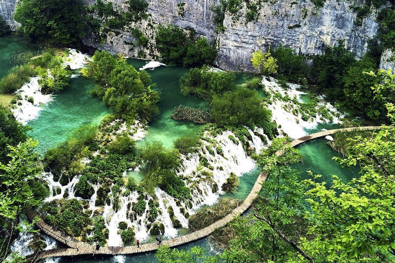 1. Công viên quốc gia Plotvice Lakes, Croatia: Trong số tám công viên quốc gia của Croatia, Plitvice là nơi được khách du lịch đến tham quan nhiều nhất bởi vùng đất rừng núi hoàn hảo này là một mạng lưới các đường mòn, chủ yếu được tạo bằng những miếng ván gỗ rất thích hợp để tham quan và đi bộ.