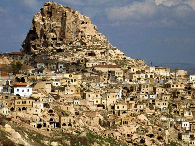 2. Cappadocia, Thổ Nhĩ Kỳ: Thổ Nhĩ Kỳ không chỉ là một đất nước giàu văn hóa và lịch sử, mà nó còn là nơi mà bạn có thể tìm thấy một trong những cấu trúc đá kỳ lạ nhất thế giới, được gọi là Fairy Chimney. Người dân địa phương tại Cappadocia đã tận dụng tối đa lợi ích từ việc khoét các lỗ hổng ở các cột đá để tạo thành nhà ở, khách sạn, những con đường vô cùng độc đáo.
