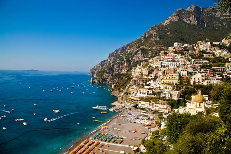 2. Positano, Italy: Positano là một thị trấn nhỏ nằm bên bờ biển Amalfi của vùng Compania, Italy. Thị trấn này có vẻ như được rải rác từ trên xuống dưới dọc theo một sườn đồi dẫn ra đến bờ biển. Mặc dù Positano đã phát triển và trải qua giai đoạn đặc biệt hưng thịnh vào thời kỳ trung cổ, nhưng đến giữa thế kỷ 19, hơn một nửa số cư dân đã đi khỏi đây. Trong thế kỷ 20, nó đã biến đổi từ một làng đánh cá nghèo trở thành một điểm đến du lịch rất phổ biến và hấp dẫn du khách gần xa.