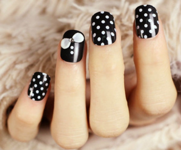 2. Nail chấm bi đính nơ: Nếu bạn đang tìm kiếm một mẫu nail tinh tế và nữ tính thì nail chấm bi đính nơ chính nơ chính là điều bạn cần. Tô một lớp sơn đầu tiên cho móng tay của bạn rồi chờ khô. Sau đó, chấm các chấm bi và vẽ nơ với màu sắc tương phản với lớp sơn nền. Bạn có thể đính đá giả làm tâm thắt nơ và đừng quên tô sơn bóng bảo vệ móng nhé.