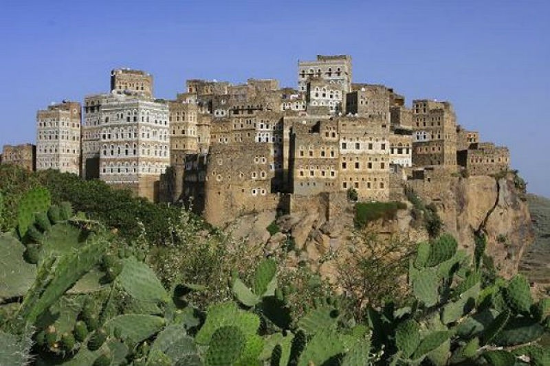 3. Al Hajjara, Yemen: Al Hajjara là một thành phố lâu đời nằm trong vách đá của núi Haraz nằm ở phía tây thành phố Manakhah, Yemen. Thành phố này hình thành từ thế kỷ thứ 12 với những ngôi nhà kiên cố xây dựng từ những khối đá lớn. Bên trong thành phố có nhiều kho thóc và bể chứa nước lớn giúp cho dân làng chịu những cuộc bao vây dài ngày của quân thù.