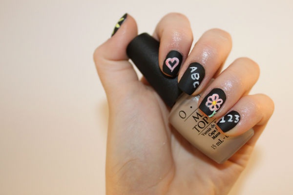 5. Nail bảng đen: Mẫu móng tay hình bảng đen làm chúng ta liên tưởng về thời đi học của mỗi người với bảng đen, phấn trắng và những nét vẽ nguệch ngoạc. Tất cả những gì bạn cần là sơn lớp nền dày, mịn với sơn màu đen và dùng cọ vẽ móng vẽ lên những họa tiết bạn thích bằng sơn trắng sau đó quét lớp sơn bóng bảo vệ.