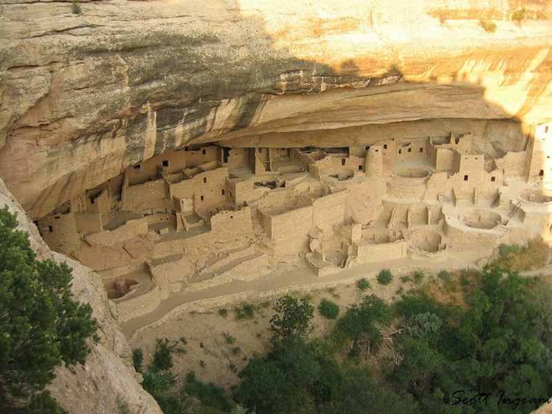 6. Mesa Verde, Hoa Kỳ: Mesa Verde nằm ở phía tây nam Colorado, là nơi có những ngôi nhà trong vách đá nổi tiếng của người Anasazi thời cổ đại. Nó là khu vực khảo cổ, bảo tồn văn hóa bản địa quan trọng nhất ở Mỹ. Trong thế kỷ 12, người Anasazi đã bắt đầu xây dựng nhà ở tại các hang động sâu nằm dưới các vách đá nhô ra dọc theo hẻm núi. Một số trong những ngôi nhà lớn nhất ở đây có tới 150 phòng.