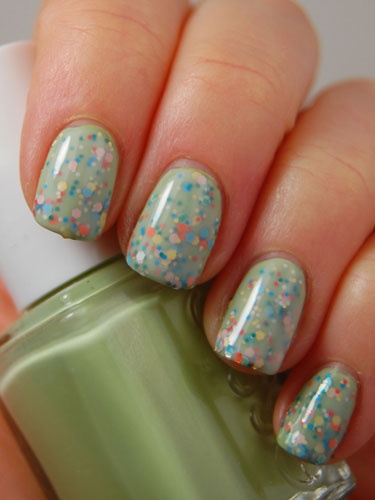 6. Nail lấp lánh: Đây là kiểu nail rất phù hợp cho một bữa tiệc sang trọng, lộng lẫy. Có rát nhiều màu sắc bột kim tuyến để bạn có thể lựa chọn theo sở thích của mình. Nếu bạn yêu sự cổ điển thì kim tuyến bạc là lựa chọn hoàn hảo.