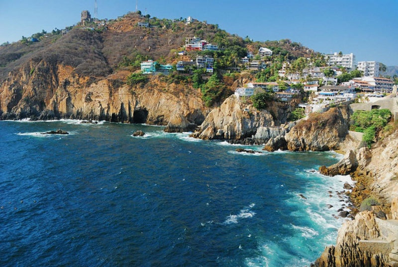 7. Acapulco, Mexico: Vào những năm 1950, Acapulco đã là một thị trấn nghỉ mát nổi tiếng của các sao và triệu phú của Hollywood. Những ngôi nhà xinh xắn trên núi có tầm nhìn ra phía biển thơ mộng. Ngày nay nó vẫn còn là một địa điểm du lịch tốt nhất ở Mexico và là một điểm đến phổ biến trong kỳ nghỉ xuân của các sinh viên đại học Mỹ. Tới đây, du khách sẽ được xem những pha nhảy ấn tượng của các thợ lặn chuyên nghiệp từ vách đá xuống biển sâu.