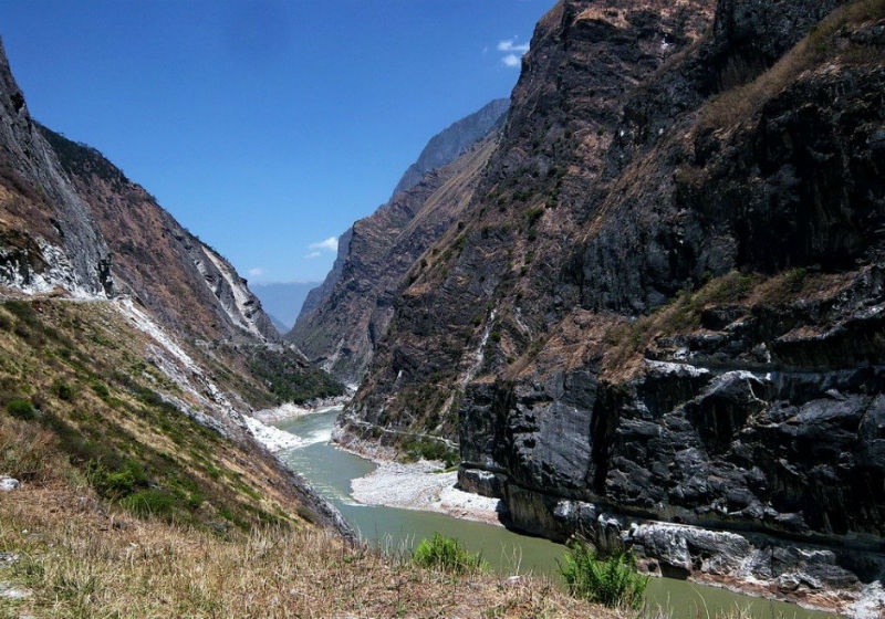 7. Tiger Leaping Gorge, Trung Quốc: là một trong những hẻm núi sông sâu nhất thế giới và cũng là một thắng cảnh thích hợp cho những khách bộ hành thích phiêu lưu. Hèm núi gồm một con đường chính dài khoảng 22km với quang cảnh núi và thác nước hùng vĩ, hệ sinh thái phong phú, đa dạng.