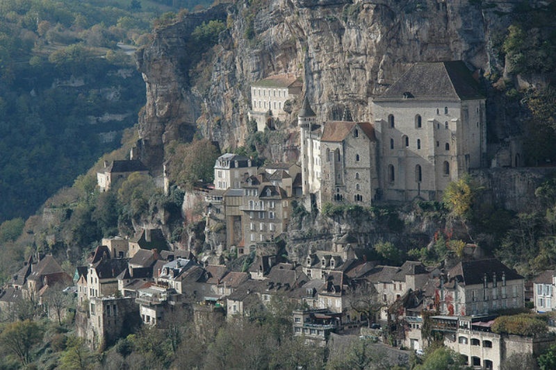 9. Rocamadour, Pháp: Rocamadour là một ngôi làng nhỏ được xây dựng trên bề mặt đá tại một hẻm núi trên sông Alzou, nước Pháp. Vào thế kỷ 12, ngôi làng gần như bị bỏ hoang do hậu quả của chiến tranh và cuộc cách mạng Pháp. Tuy nhiên, ngày nay nó lại trở thành nơi tham quan phổ biến của khách du lịch và người hành hương đến tôn vinh Thánh Amadour.