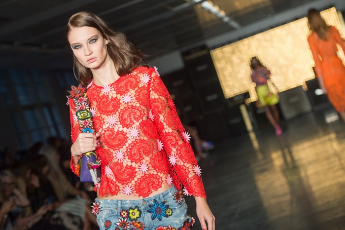 Ngược lại, họa tiết hoa thêu ngọt lịm của House Of Holland lại là lựa chọn thú vị cho bạn gái trong những dịp vui chơi, hội hè sôi động.