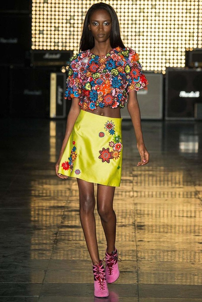 Kết hợp với các xu hướng mới nhất như crop top, áo vạt lửng, giày thể thao …, bạn sẽ có ngay set đồ street style vừa bắt kịp xu hướng mốt thế giới, vừa rất sành điệu và ấn tượng.