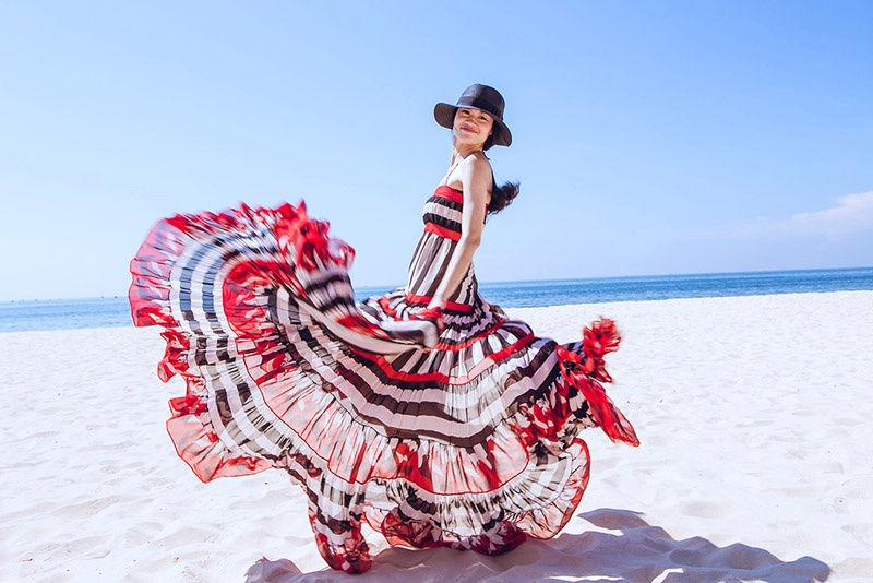 Bien tap vien cao 1m80 voi gu thoi trang du lich hut mat hinh anh