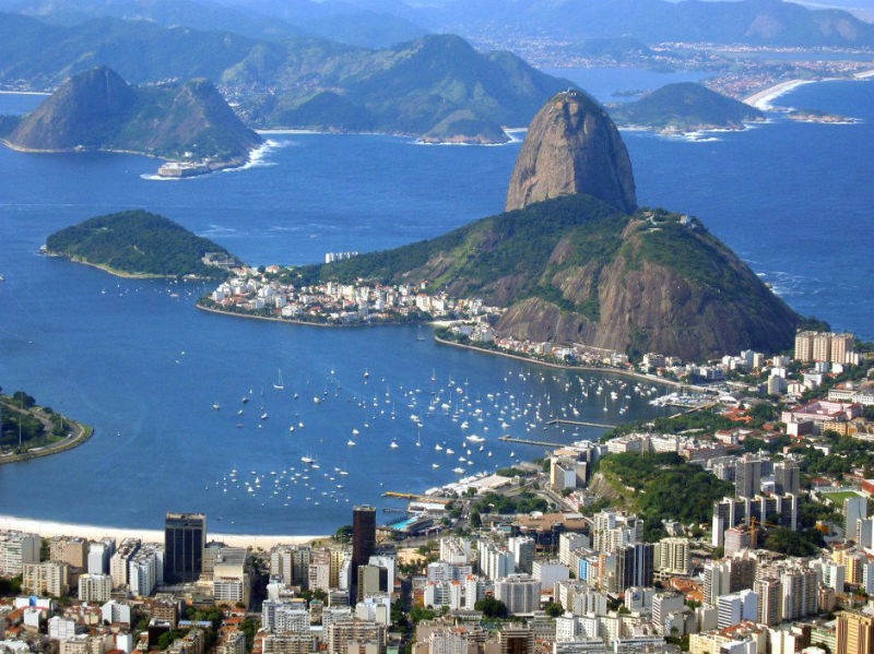 11. Rio de Janeiro, Brazil: Thành phố ven biển này nằm ở phía đông nam Brazil nổi tiếng với vẻ đẹp tự nhiên của cao nguyên Brazil và vịnh Guanabara cùng vẻ đẹp hiện đại của những tòa nhà chọc trời cao chót vót rải rác khắp khu vực. Bức tượng chúa Kito nổi tiếng nằm trên đỉnh núi Corcovado càng làm tăng thêm sự kỳ diệu của bờ biển này.