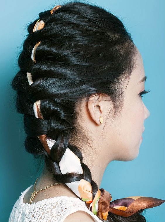 1. Tóc tết với khăn buộc đầu Một bím tóc dễ thương với chiếc khăn họa tiết hoa lá rất phù hợp với những cô nàng năng động khi đi shopping. Bạn chỉ cần sử dụng một chiếc khăn tết chung với những lọn tóc của bạn để tạo điểm nhấn rồi dùng chun buộc lại. Sau khi hoàn thành, bạn có thể nới lỏng các nút tết để tạo sự tự nhiên, mềm mại cho bím tóc. Chắc chắn bạn sẽ có một buổi mua sắm hoàn hảo với bím tóc xinh xắn và đáng yêu này.