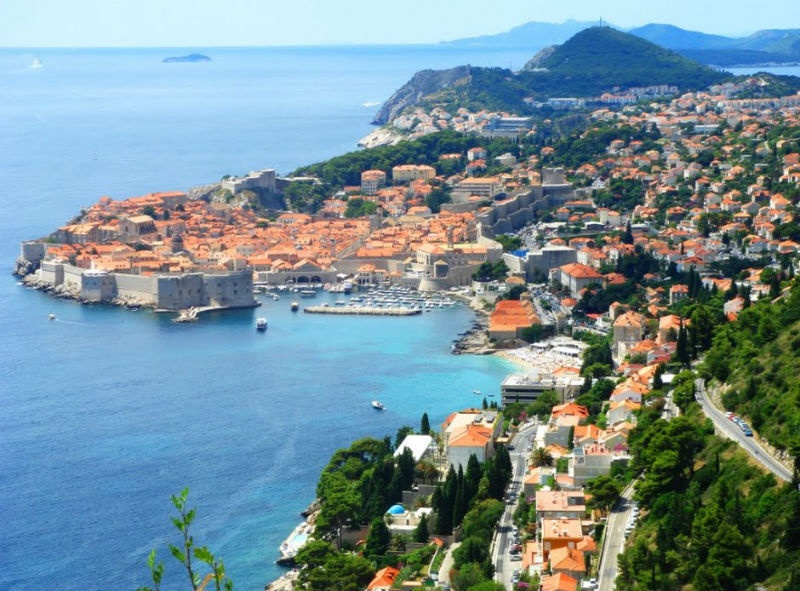 2. Dubrovnik, Croatia: Được biết đến là địa danh nổi tiếng vùng Địa Trung Hải, Dubrovnik là một cảng biển đang ngày càng thu hút du khách thế giới với đường bờ biển tuyệt đẹp của nó. Những bức tường bao quanh Dubrovnik chính là điểm nhấn ấn tượng nhất nơi đây, cho du khách tầm nhìn tuyệt vời của biển và của thành phố cổ nằm trong các bức tường.