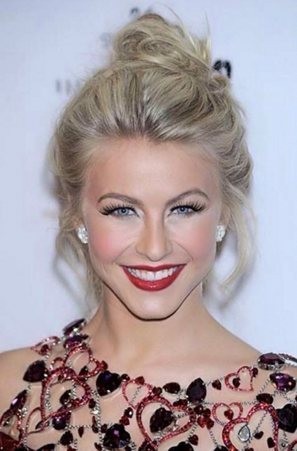 2. Tóc búi cao đánh rối Kiểu tóc này cũng rất đơn giản và nhanh chóng. Sau khi buộc gọn toàn bộ tóc lên đỉnh đầu, bạn sử dụng một chiếc lược nhỏ để đánh rối phần đuôi tóc sau đó nhẹ nhàng xoắn phần đuôi tóc và sử dụng kẹp ghim hoặc dây chun để cố định lại. Cuối cùng bạn phải sử dụng keo xịt tóc để giúp giữ nếp tóc. Có thể thêm vài chiếc ghim sắc màu để giúp mái tóc  của bạn thêm phần nổi bật.