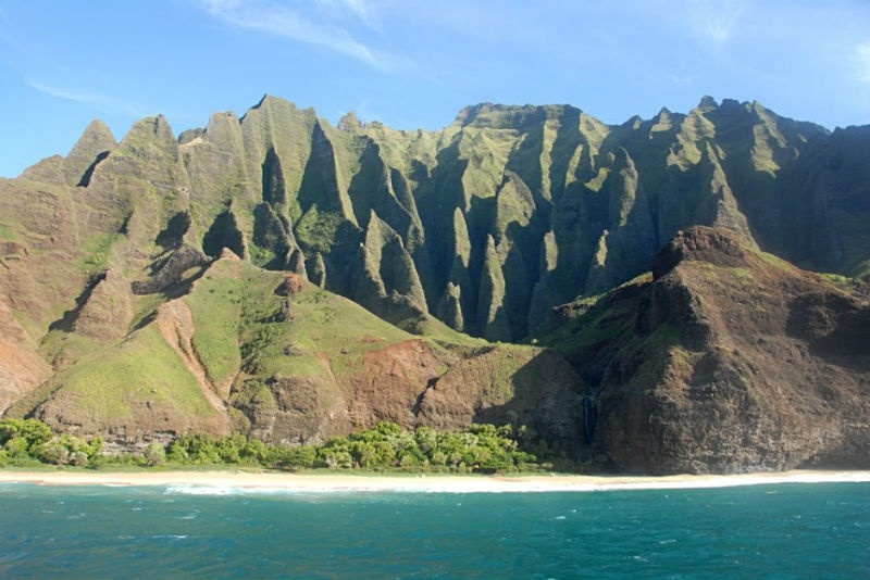 3. Bãi biển Na Pali, Hawaii: Tọa lạc trên đảo Kauai, Na Pali khá hẻo lánh và được bao quanh bởi những vách đá xanh ngọc lục bảo và bãi biển tuyệt đẹp. Du khách có thể trải nghiệm bãi biển hoang sơ này bằng đi bộ hoặc chèo thuyền kayak dọc theo bờ biển ấn tượng này.