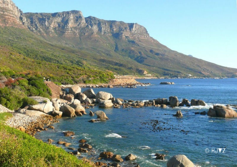 4. Cape Town, Nam Phi: Với địa hình đa dạng núi xen lấn biển và các thung lũng rải rác, đường bờ biển Cape Town là một trong những đường bờ biển đẹp nhất thế giới. Từ bờ biển này, du khách không chỉ được chiêm ngưỡng màu nước trong ngọc bích mà còn thấy ngoại cảnh phía sau là dãy núi Bàn hay núi Đầu Sư Tử huyền thoại.