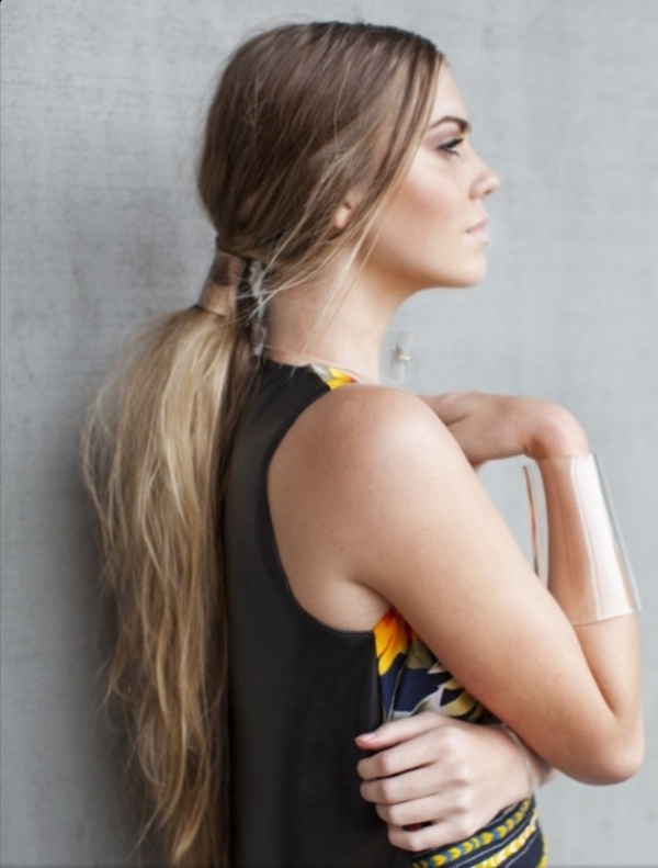  4. Kiểu tóc đuôi ngựa thấp Sẽ thật thiếu sót nếu bỏ qua kiểu tóc đuôi ngựa buộc thấp cho các tín đồ shopping. Kiểu tóc này vừa đơn giản vừa nhanh chóng và phù hợp với mọi loại trang phục, gương mặt. Sau khi buộc gọn gàng phần đuôi tóc, bạn có thể lấy một lọn tóc ở lớp ngoài và cuốn quanh phần nút buộc, để một vài sợi tóc lòa xòa trước mặt. Cách biến tấu này khiến kiểu tóc của bạn nhìn phong cách và thanh lịch hơn rất nhiều.