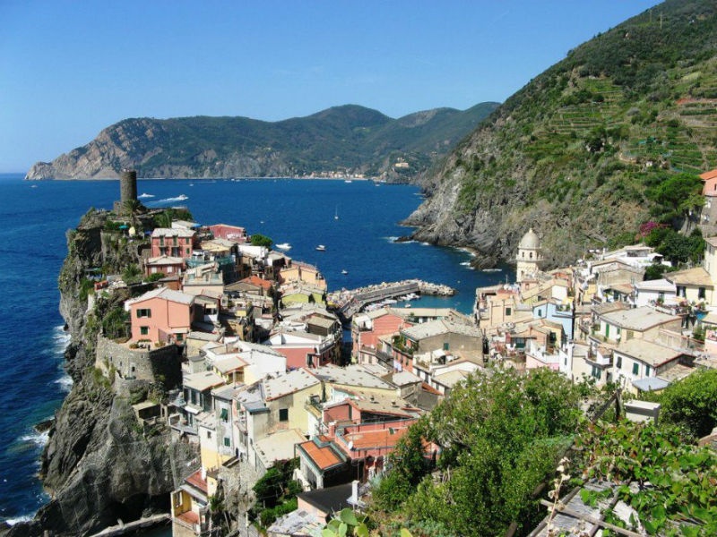 5. Cinque Terre, Italy: Được mệnh danh là nơi có những ngôi làng màu sắc nhất thế giới, Cinque Terre đẹp như một bức tranh sơn dầu nằm chênh vênh trên vách đá hiểm trở, dọc bờ biển Liguria, phía tây bắc Italy.