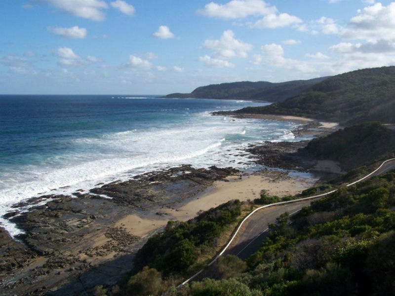 8. Con đường Great Ocean, Úc: Được coi là đài tưởng niệm chiến tranh lớn nhất thế giới, bãi biển đẹp bậc nhất nước Úc này nổi tiếng với những tảng đá vôi vươn mình ra ngoài đại dương và những khu rừng nhiệt đới tuyệt đẹp. 