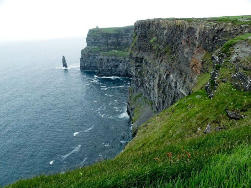 9. Vách đá Moher, Ireland: Vẻ đẹp thiên nhiên hoang sơ bên cạnh những vách đá kỳ vĩ chính là điểm hấp dẫn du khách khắp nơi trên thế giới tới Moher. Nơi đây là nơi trú ngụ của vô số loài chim, các hang động dưới nước và đường bờ biển màu xanh ấn tượng do những vách đá tạo nên.