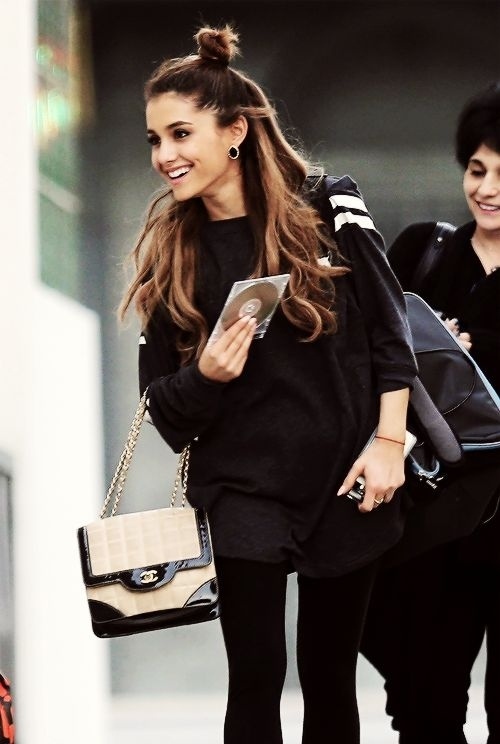 2. Kiểu tóc “half-up” (buộc nửa tóc phía trên): Búi tóc được buộc gọn gàng trên đỉnh đầu sẽ cho bạn một phong cách tinh nghịch và cực kỳ nổi bật trên đường phố mà vẫn giữ được vẻ nữ tính với phần tóc xõa phía dưới. Nếu như bạn không thích búi tóc đó bởi có thể nó hơi cá tính, thì bạn có thể thực hiện theo kiểu “half-up” đơn giản như buộc phần tóc đó thành kiểu đuôi ngựa thôi.