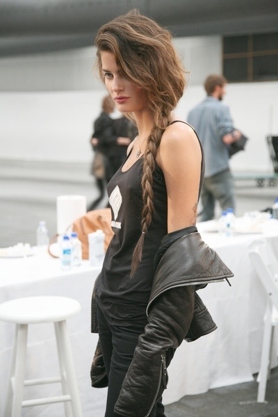 3. Tóc tết lệch: Kiểu tóc tết, đặc biệt là tết lệch luôn là một ý tưởng hay sẽ mang lại cho bạn một sự duyên dáng, nữ tính trong mọi bộ trang phục. Có thể nói rằng, bạn mặc được mọi thứ với tóc tết lệch, mà còn mặc rất đẹp và rất quyến rũ nữa đấy.