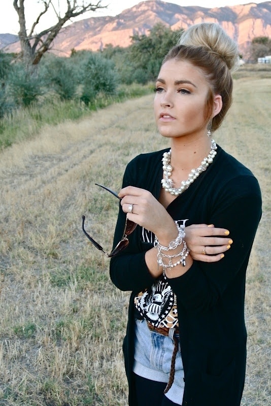 6. Tóc búi cao: Khác với búi thấp hay búi thường, búi cao lên đỉnh đầu mang đến một cái nhìn thật tinh nghịch và trẻ trung, thế nên nó luôn trở thành điểm nhấn trong mọi bộ đồ và mang lại sức sống tươi mới của chúng.