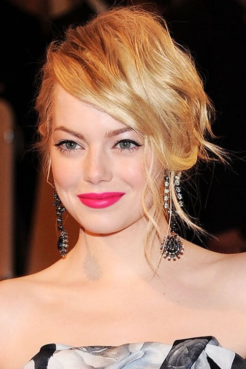 Màu hồng bóng Vẫn là đôi môi của bạn, nhưng chúng sẽ trở nên ngọt ngào và tinh tế hơn với một thỏi son bóng màu hồng. Bạn cần chọn được tông hồng phù hợp với da.   Nếu da trắng, bạn có thể chọn các tông màu sáng như hồng phấn hay hồng đào. Nếu da màu trung tính, hãy chọn son hồng đỏ hoặc hồng cam. Còn với da sậm màu, hãy chọn tông màu đậm như hồng tím, hồng san hô và tránh những tông hồng nude.